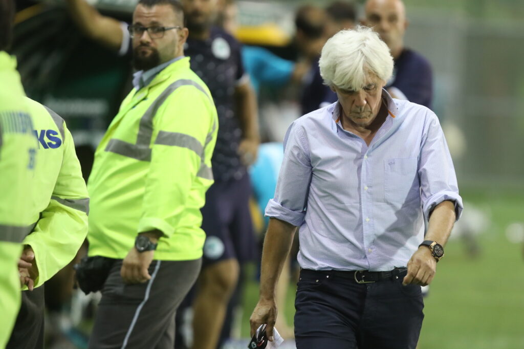 Μια εικόνα, χίλιες λέξεις - Η αποχώρηση του Γιοβάνοβιτς από τη Λεωφόρο (pics)