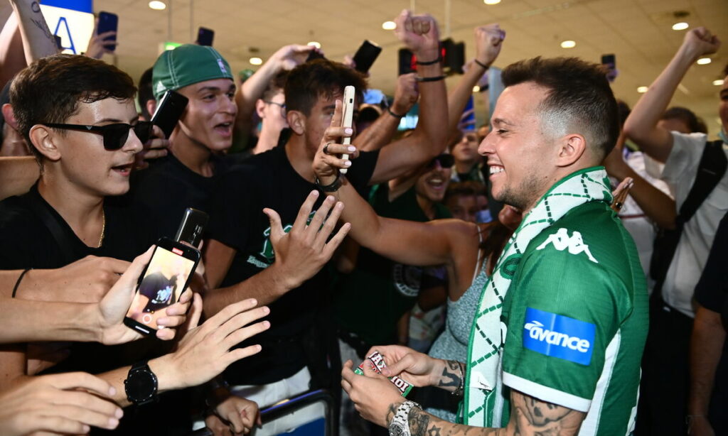 Φωτογραφήθηκε όλο το αεροδρόμιο με Μπερνάρντ!