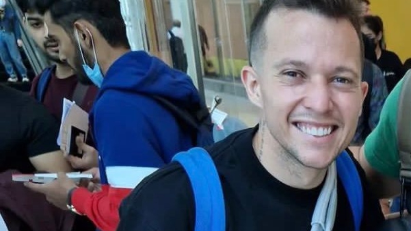 Με δεμένο χέρι ο Μπερνάρντ στο αεροδρόμιο - Η ατάκα για τον τραυματισμό (pic)