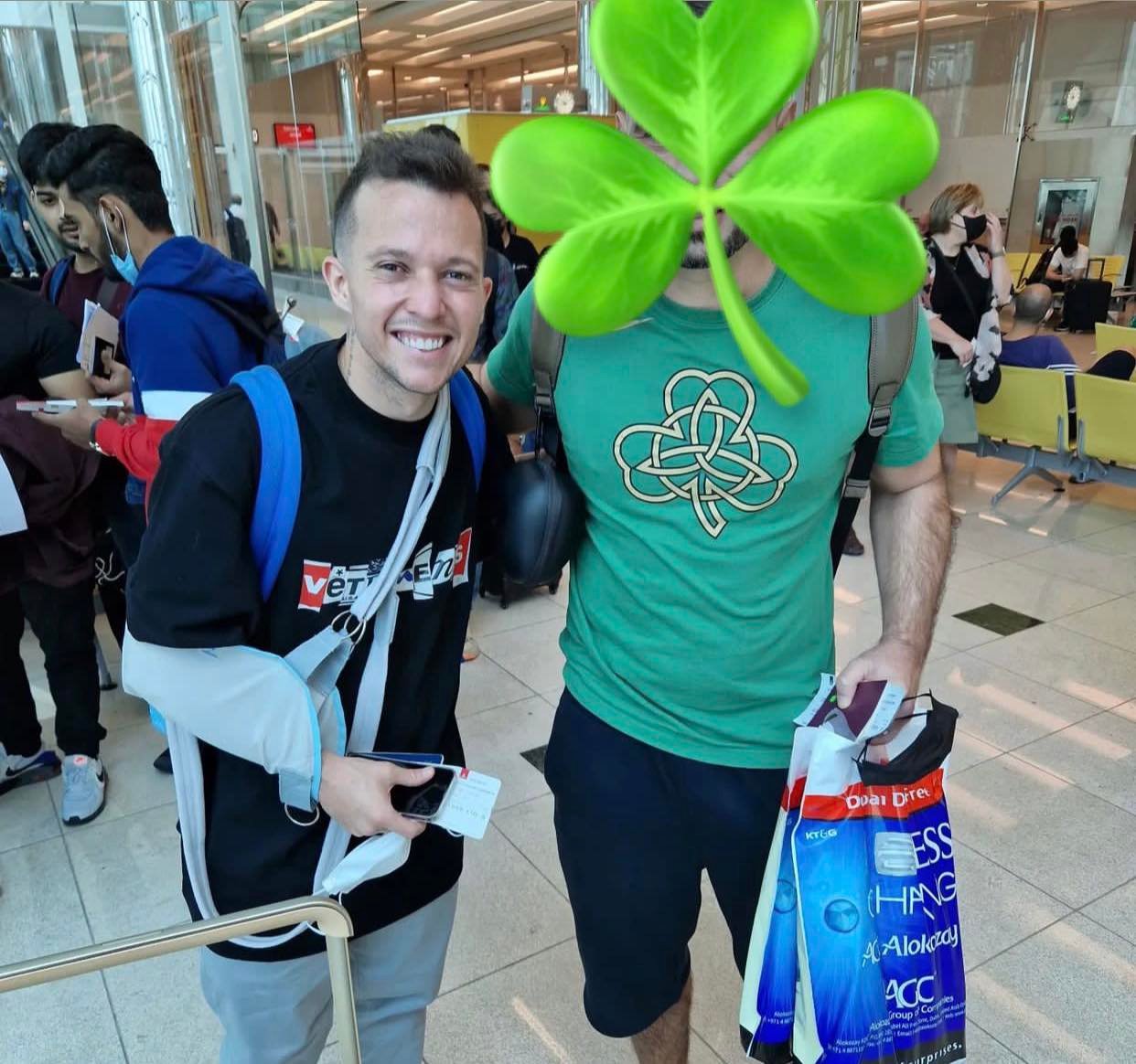 Με δεμένο χέρι ο Μπερνάρντ στο αεροδρόμιο - Η ατάκα για τον τραυματισμό (pic)