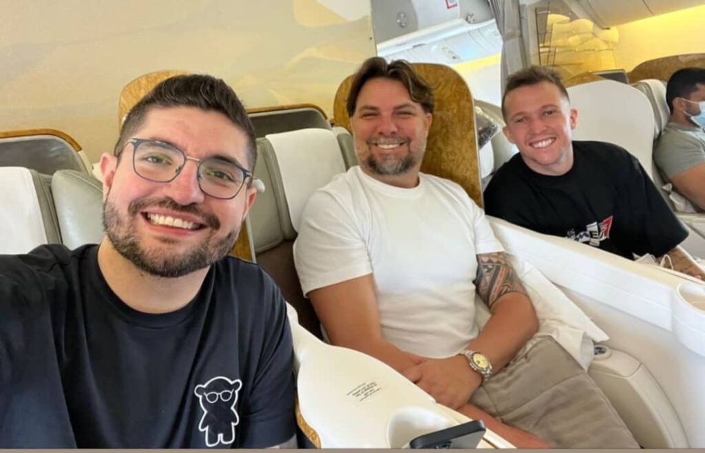 Έρχονται! Η «σέλφι» του ατζέντη με τον Μπερνάρντ μέσα στο αεροπλάνο! (pic)