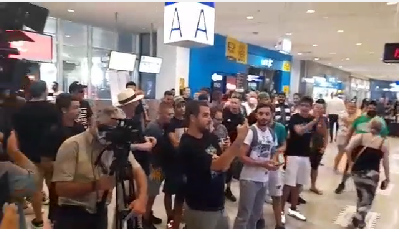 Οπαδοί στο «Ελ. Βενιζέλος»: «Πρωταθλητή σε θέλουμε Παναθηναϊκέ!» (vid)