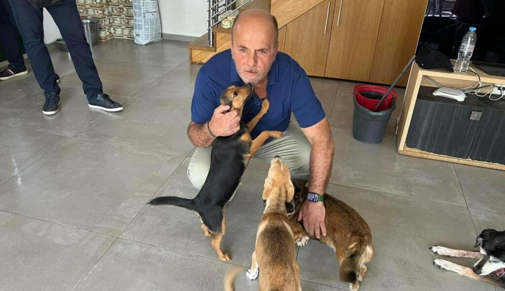 Ο Αλαφούζος στηρίζει οργανισμό αδέσποτων ζώων!