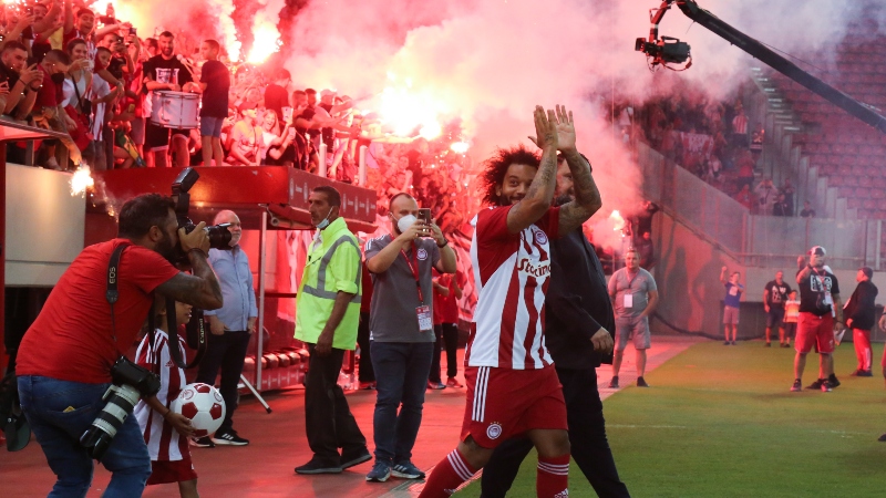 Μακρή: «Έβαλαν 27.000 να χοροπηδάνε σαν μαϊμούδες για έναν κλωτσοτοπιό»