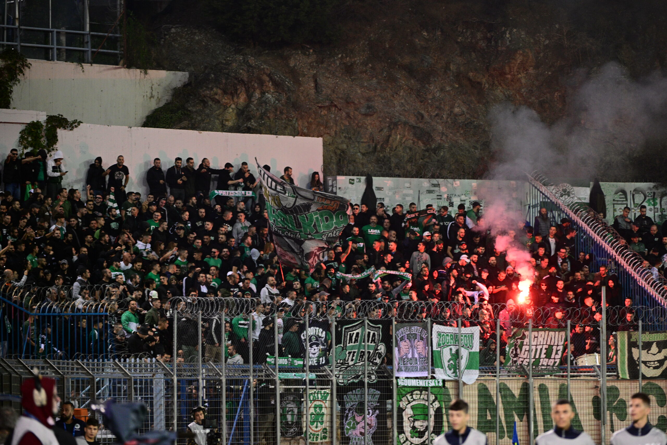 Η Λεωφόρος πήγε... Λαμία - Καυτή ατμόσφαιρα από τους «πράσινους» οπαδούς!