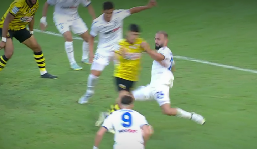 Ο Μαυρομμάτης έκανε «δώρο» πέναλτι στην ΑΕΚ (vid)