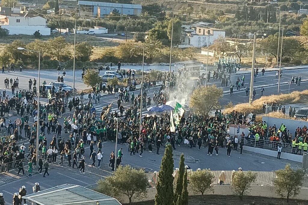 ΤΩΡΑ: Η άφιξη του κόσμου των οπαδών στο Πανθεσσαλικό (vid)