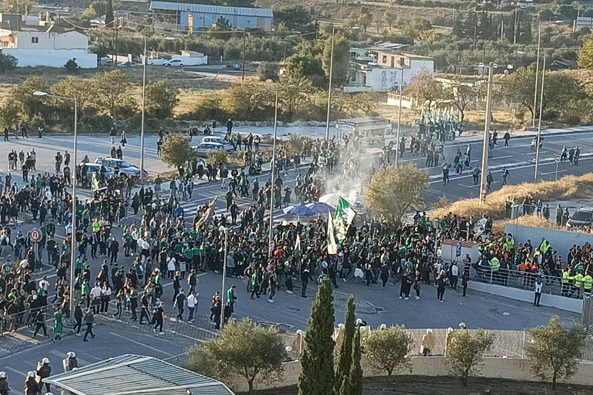 ΤΩΡΑ: Η άφιξη του κόσμου των οπαδών στο Πανθεσσαλικό (vid)