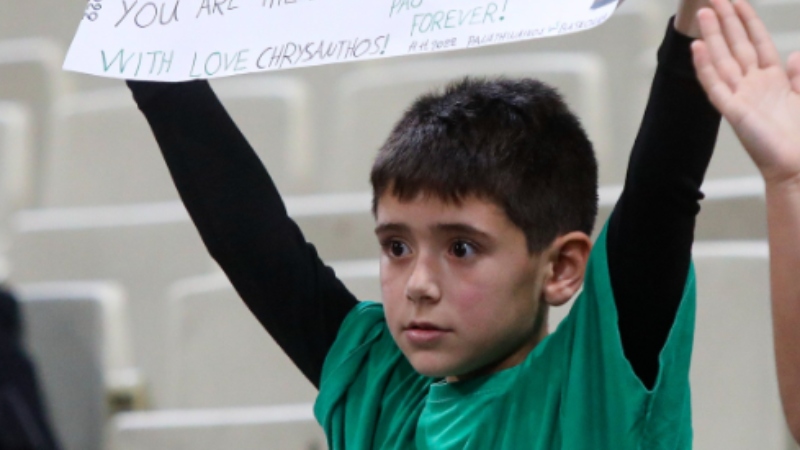 «Τρέλα» με το μικρό θαυμαστή του Μπέικον - Το πανό που σήκωσε (pic)