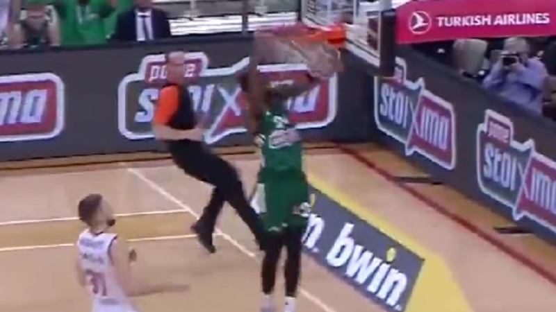 «Ιπτάμενος» Μπέικον κατεδάφισε τη μπασκέτα στο ΟΑΚΑ (vid)