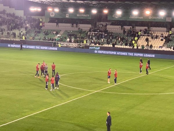 Βγήκε στο γήπεδο ο Ολυμπιακός - Έντονες αποδοκιμασίες στη Λεωφόρο!