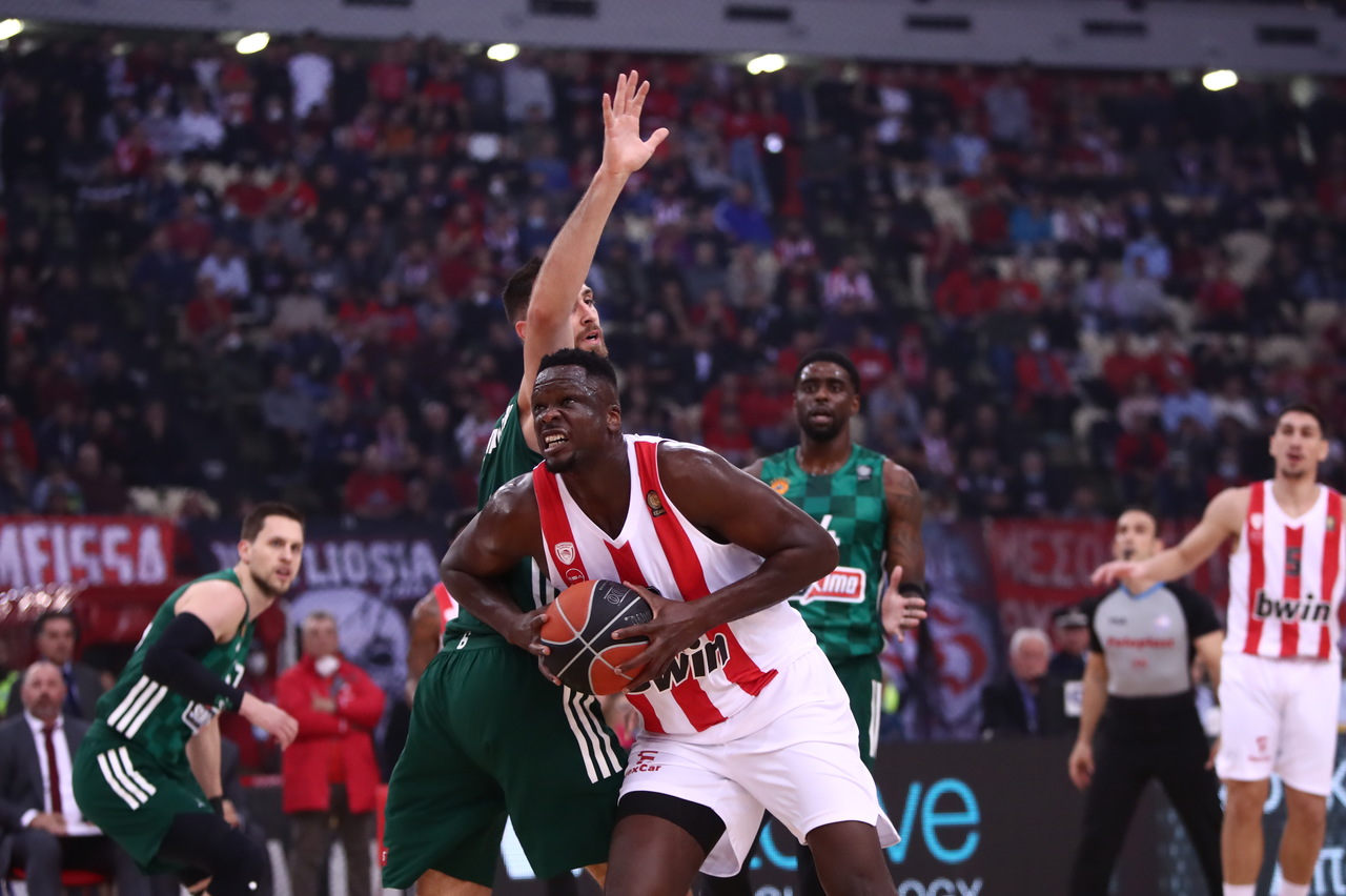 Παναθηναϊκός: Πώς να βρεις λύση στον Φαλ όταν παίζει με τους αγκώνες;