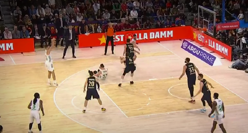 Η τρίποντη «βόμβα» του Μαντζούκα που «πάγωσε» τη Βαρκελώνη (vid)