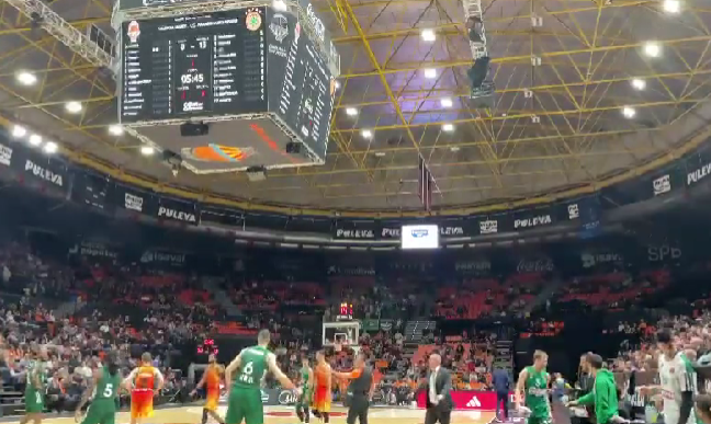 Έκαναν... ΟΑΚΑ τη «Λα Φοντέτα» περίπου 100 οπαδοί του Παναθηναϊκού (vid)