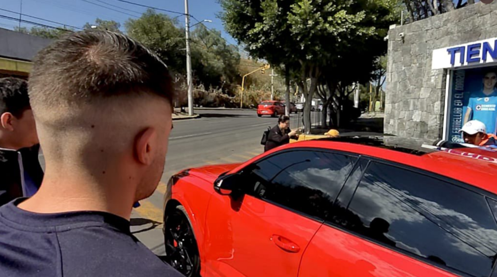 «Κρύφτηκε» από τους δημοσιογράφους ο Αντούνα, έφυγε σε αυτοκίνητο με φιμέ τζάμια!