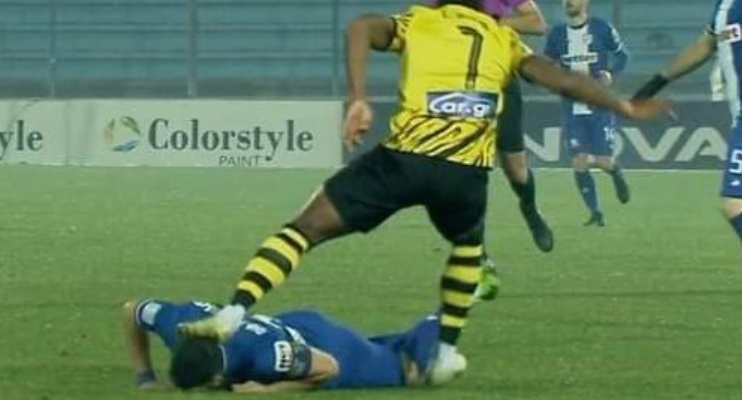 Χάρισε κόκκινη κάρτα στον Λιβάι Γκαρσία ο Φωτιάς - Πάτησε το κεφάλι του Παντελάκη! (vid)