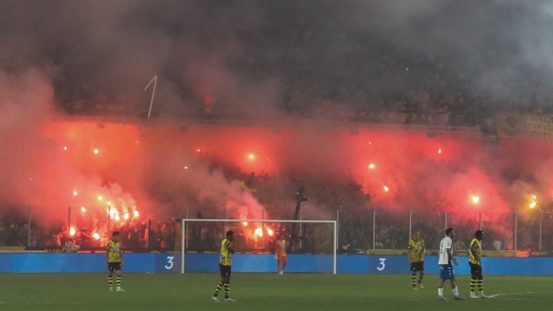 «Φέρτε έναν γιατρό στο πέταλο» - Στιγμές αγωνίας με οπαδό πριν το ντέρμπι ΑΕΚ - Παναθηναϊκός!