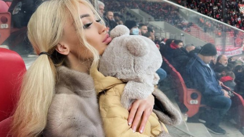 Νέα... πρόκληση από την Αλβίνα - Δείτε τι έκανε (pic)