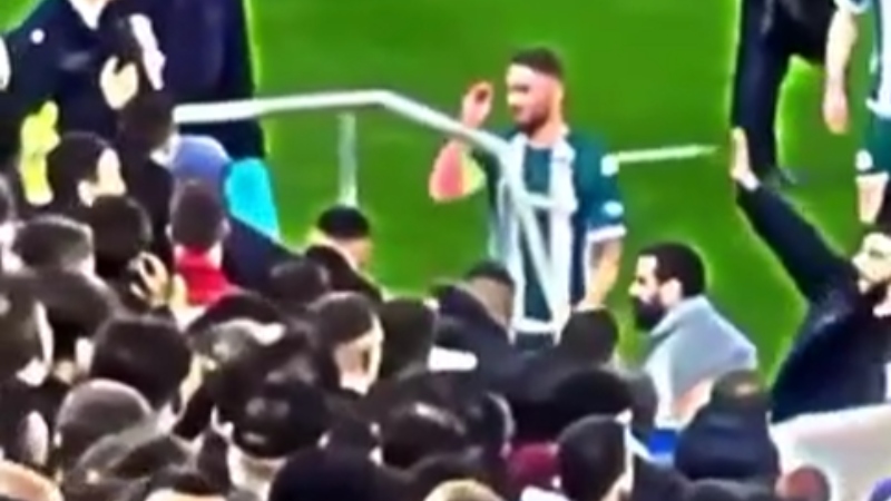 Έβρεξαν... τον Σένκεφελντ στο «Καραϊσκάκης» - Η αντίδραση του Ολλανδού προς τον κόσμο! (vid)