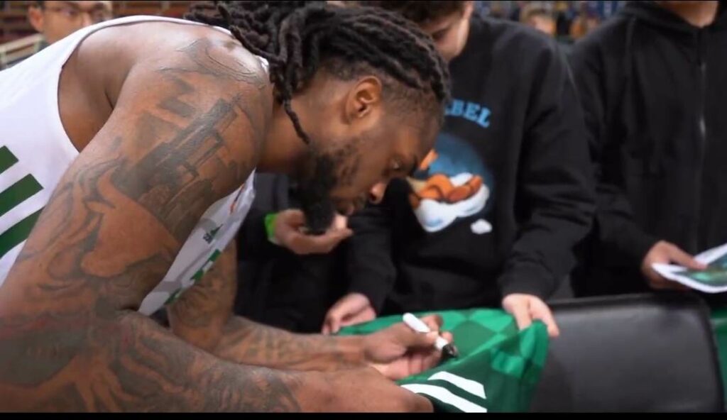 Παναθηναϊκός: Οι μικροί φίλοι της εξέδρας και τα αυτόγραφα (vid)