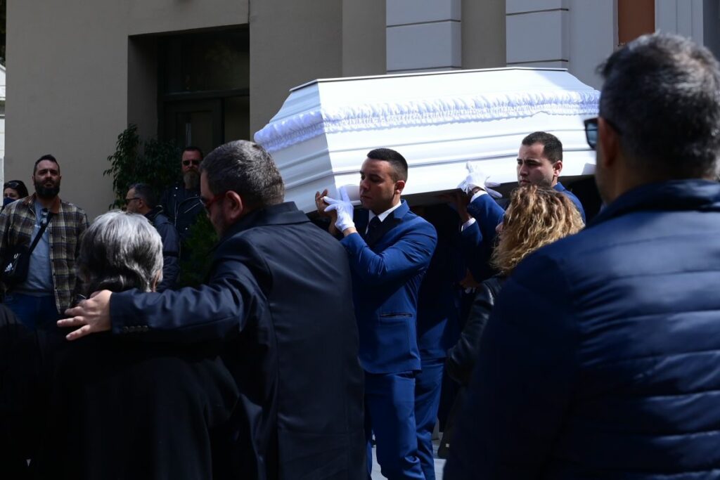 Θρήνος στην κηδεία του Παναγιώτη Γκαραγκάνη - Τα «πράσινα» στεφάνια (pics)