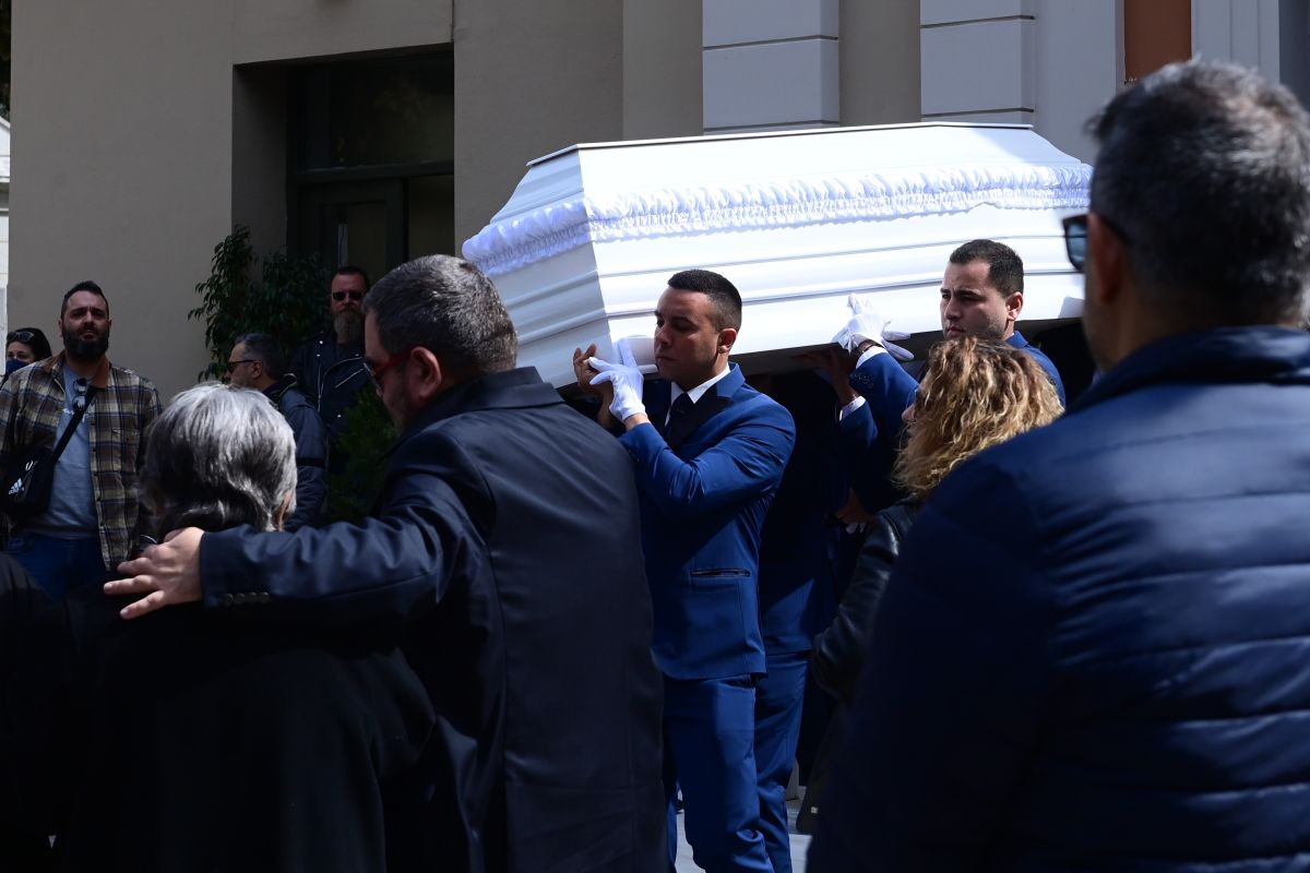 Θρήνος στην κηδεία του Παναγιώτη Γκαραγκάνη - Τα «πράσινα» στεφάνια (pics)