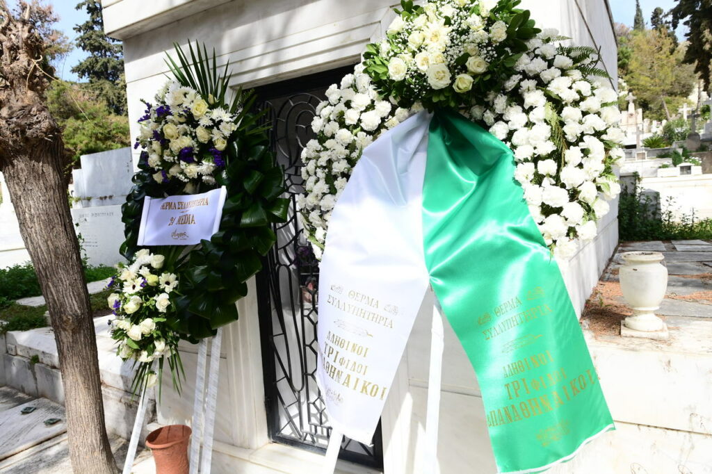 Θρήνος στην κηδεία του Παναγιώτη Γκαραγκάνη - Τα «πράσινα» στεφάνια (pics)