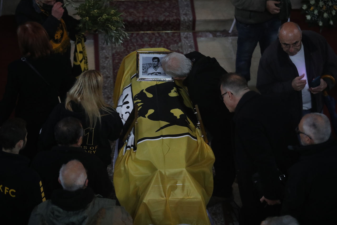 Μίμης Παπαϊωάννου: Θρήνος στην κηδεία του - Στεφάνι της ΠΑΕ Παναθηναϊκός