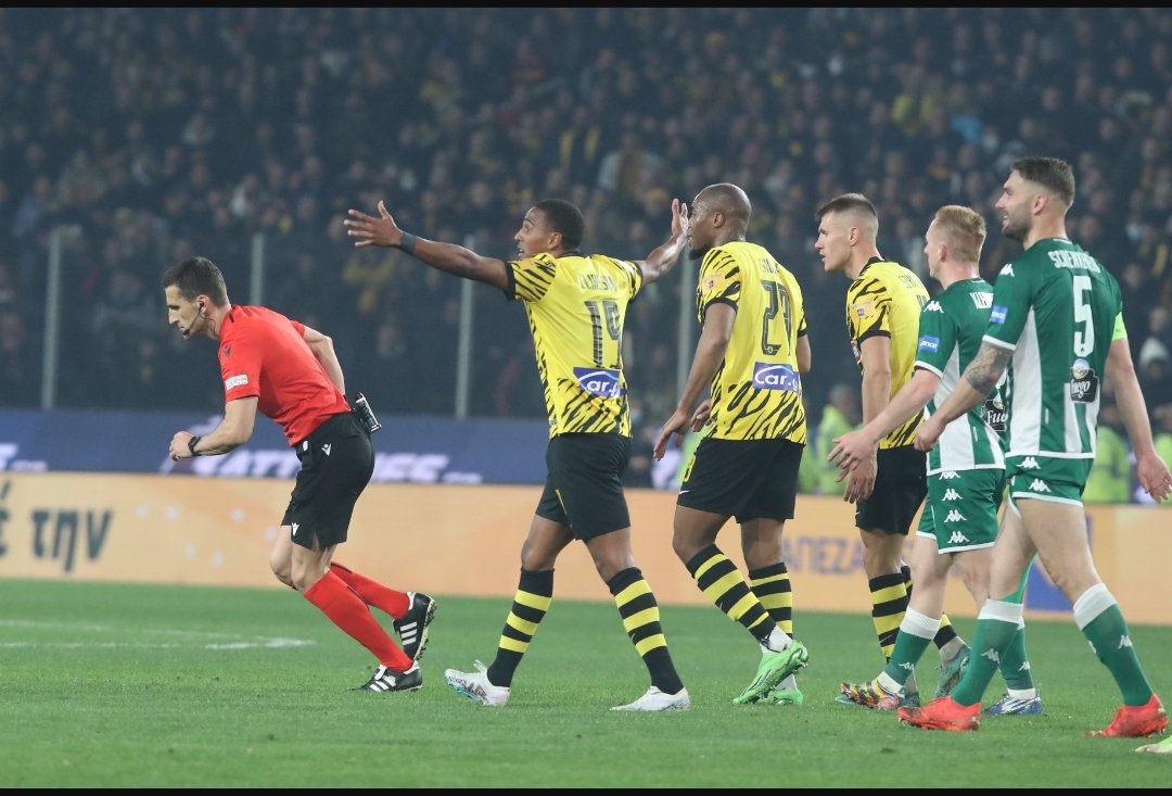 Ρεπόρτερ ΑΕΚ: Μπούλινγκ στον Νταμπάνοβιτς, γι' αυτό δεν έδωσε πέναλτι στον Αραούχο