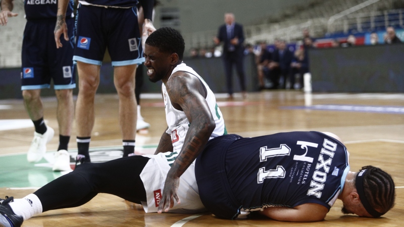 «Πάγωσε» ο πάγκος του Παναθηναϊκού - Η άσχημη σύγκρουση του Μπέικον με τον Ντίξον (vid)