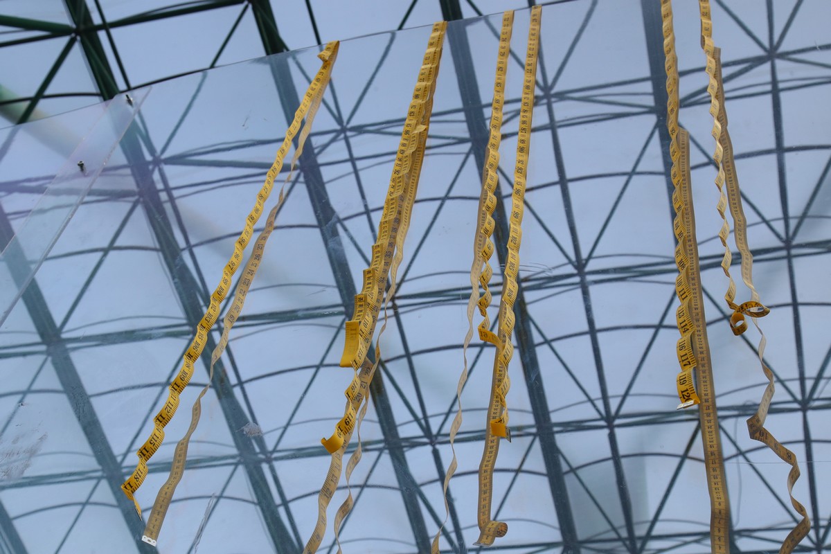 Κρέμασαν μεζούρες οι οπαδοί του Παναθηναϊκού πίσω από τον πάγκο της ΑΕΚ! (pic)