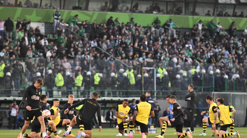 Κρέμασαν μεζούρες οι οπαδοί του Παναθηναϊκού πίσω από τον πάγκο της ΑΕΚ! (pic)