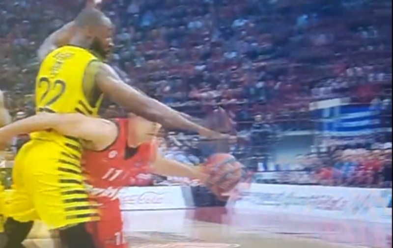 Το... απίθανο σφύριγμα των διαιτητών για φάουλ στον Σλούκα! (vid)