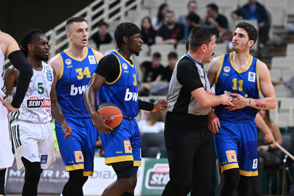 Παναθηναϊκός-Περιστέρι: Απίθανα πράγματα από τους διαιτητές