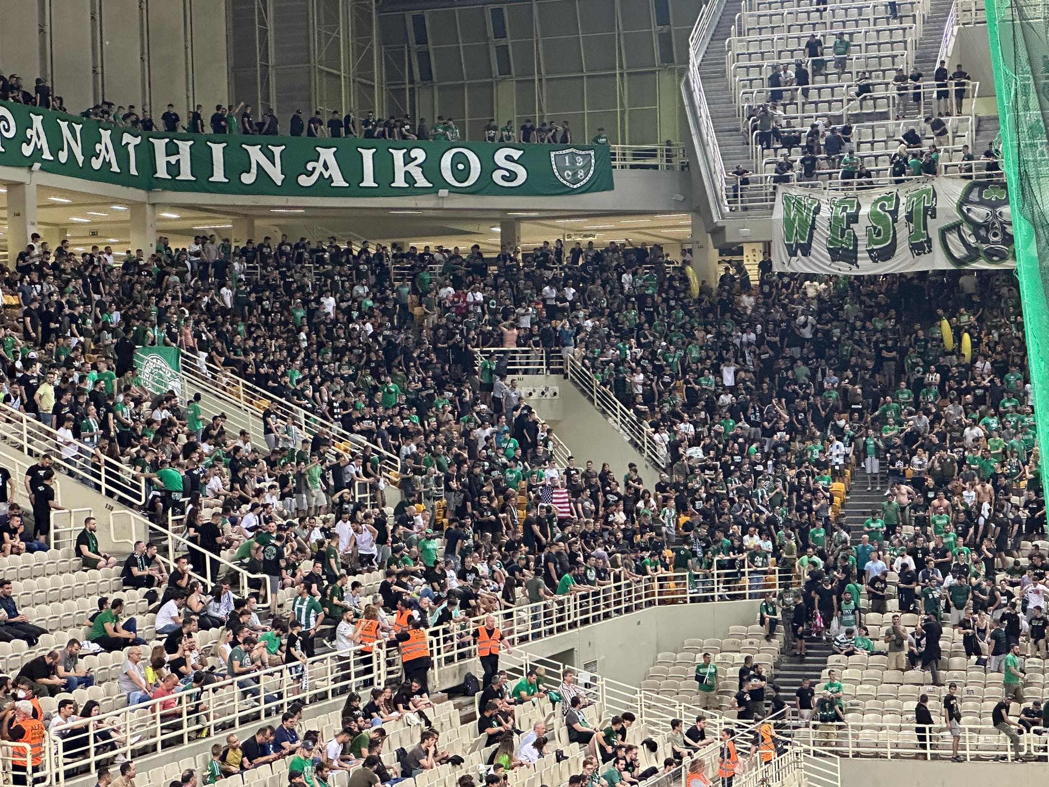 Έκρηξη στην εξέδρα από τους οπαδούς του Παναθηναϊκού: «Εγώ σου βάζω μυαλό…» (vid