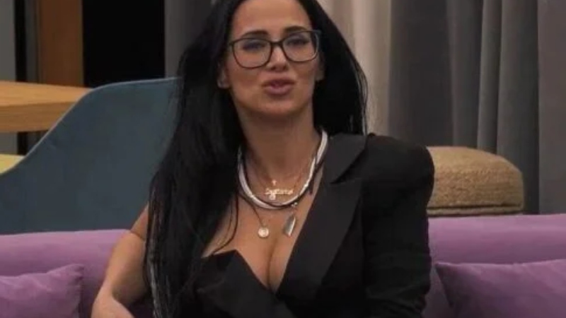 Χριστίνα Ορφανίδου: «Χύθηκε» το στήθος έξω! - «Εγώ αυτό θα βάλω κι ας με λέτε...» (pic)