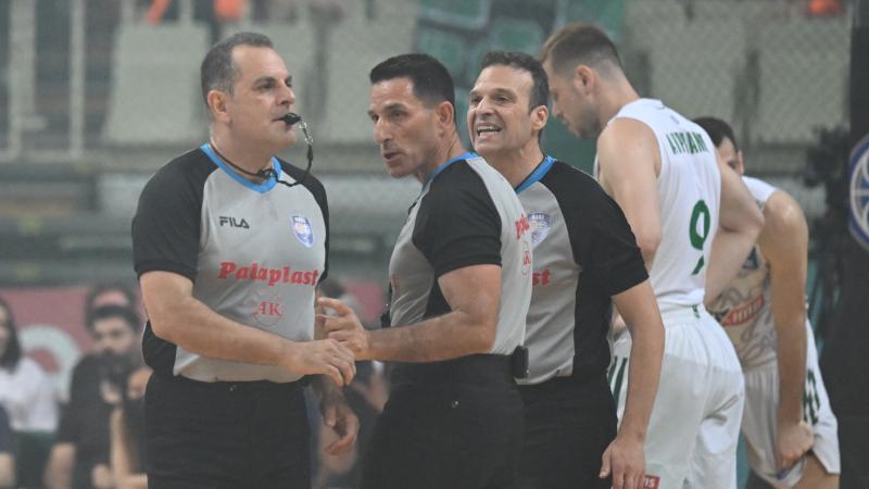 Εκκένωση του γηπέδου ζήτησαν οι διαιτητές!