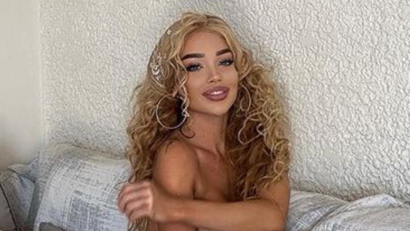 Προκαλεί... και πάλι η Αλβίνα Τσαρένκο! (pics)