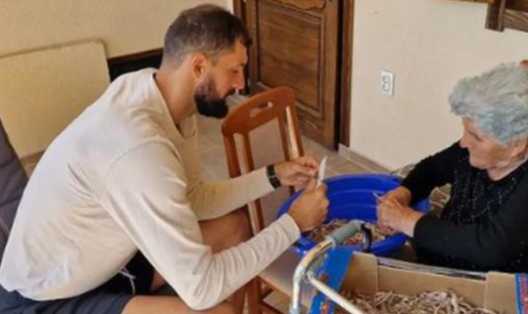 Η Ευρώπη αναζητεί τον Μίροτιτς και εκείνος... καθαρίζει φασολάκια!