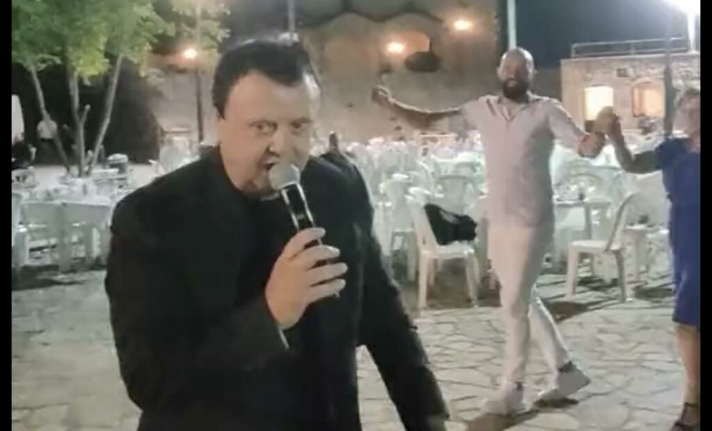 Έπος σε πανηγύρι για την πρόκριση! Τραγούδησε τον «κόκορα» με... Παναθηναϊκό στίχο! (vid)