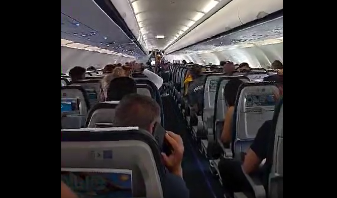 «Πράσινος» πιλότος στην πτήση - Ο ύμνος στο αεροπλάνο και οι ατάκες (vid)