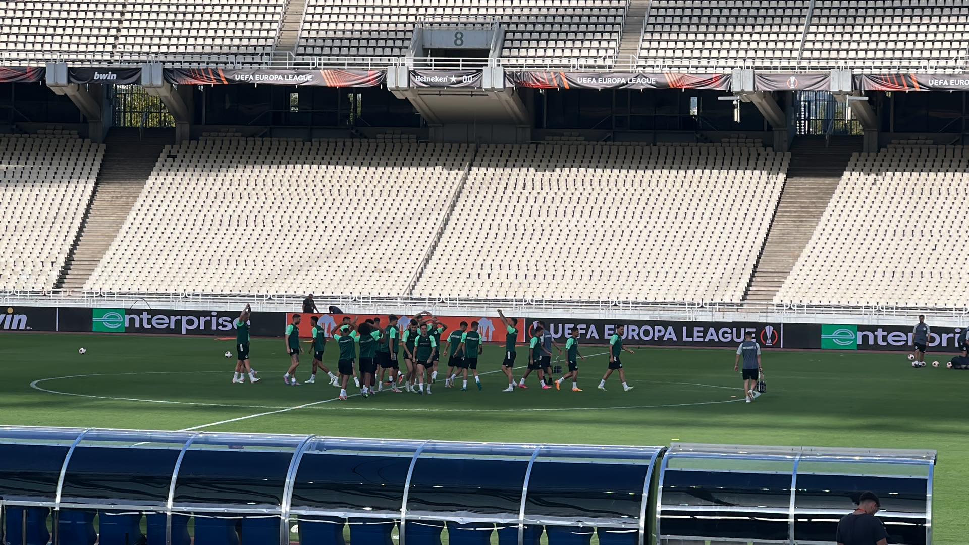 Εικόνες και βίντεο: Το ΟΑΚΑ ντύθηκε αλά Europa League - Η προπόνηση