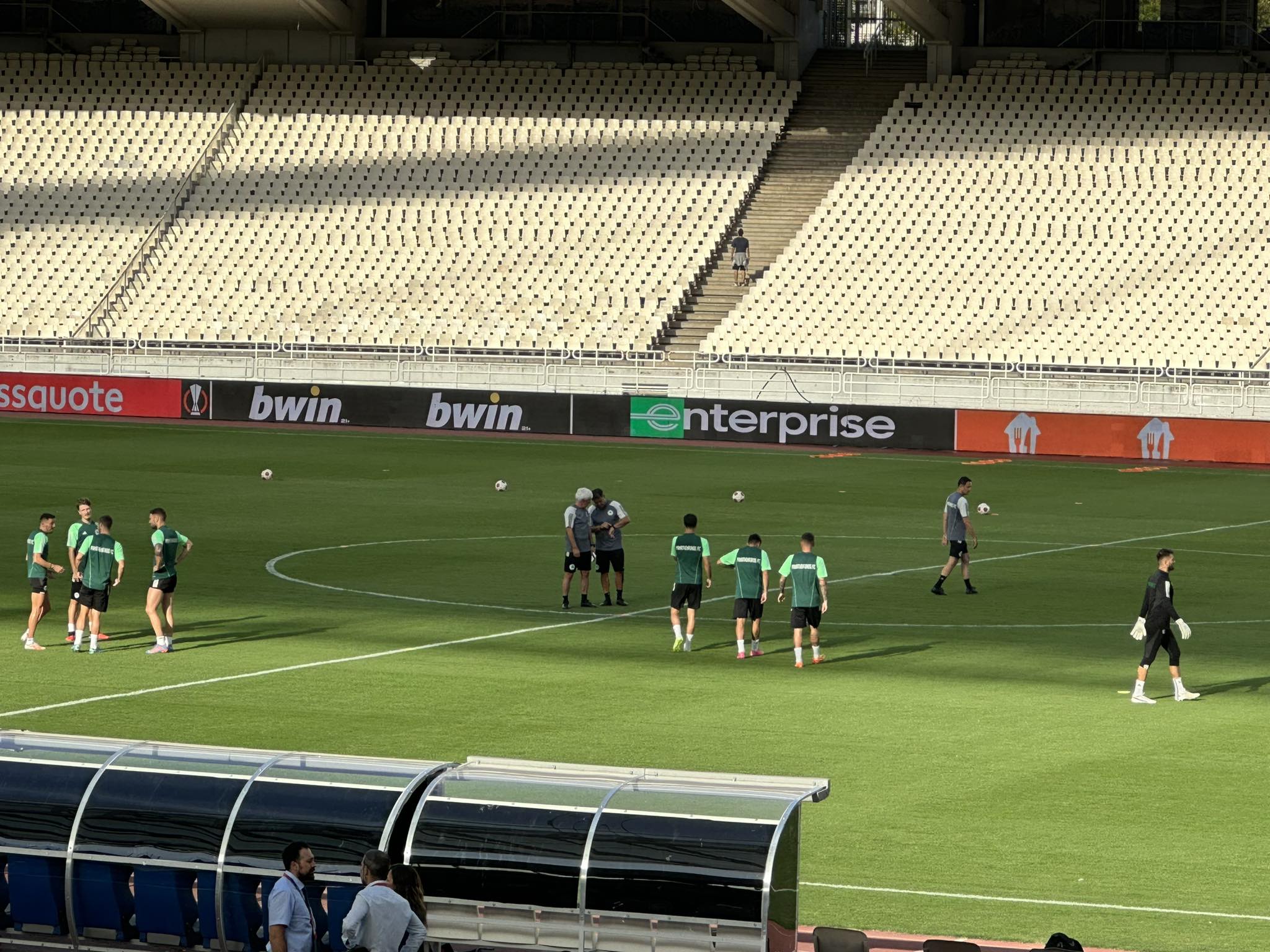 Εικόνες και βίντεο: Το ΟΑΚΑ ντύθηκε αλά Europa League - Η προπόνηση