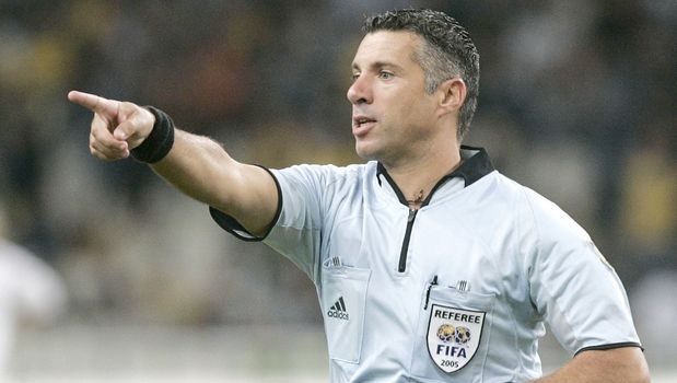 «Δίκασε» την ΑΕΚ ο Τσίκινης: «Λάθος στις γραμμές, χέρι πριν το πέναλτι»