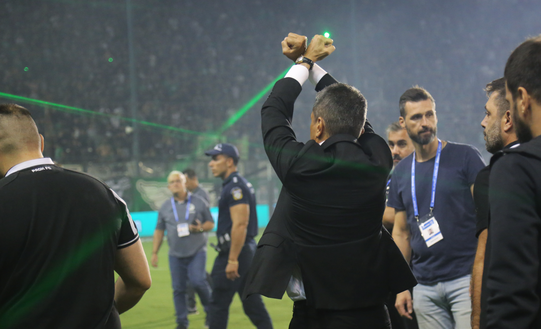 Προκλητικός Λουτσέσκου: Έκανε χειρονομία με χειροπέδες προς τον κόσμο