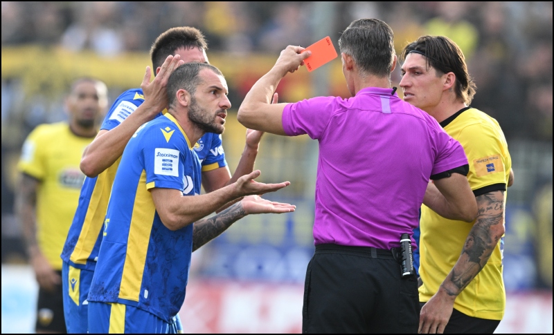 Με δέκα παίκτες ο Αστέρας: Απέβαλε τον Καστάνιο ο Σιδηρόπουλος