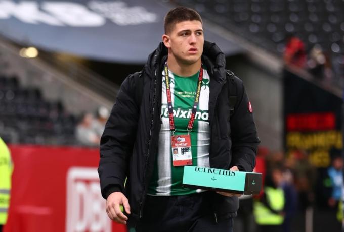 Ο Καρλάφτης πήγε στον αγώνα με φανέλα Παναθηναϊκού και… τσουρέκι!