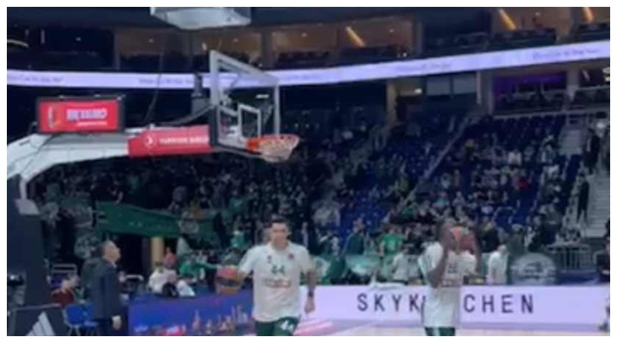 Φοβερή ατμόσφαιρα από τους φίλους του Παναθηναϊκού στην «Mercedes-Benz Arena»! (vids)