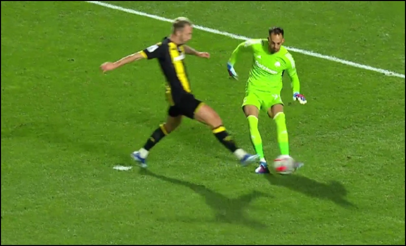 Δεύτερο τραγικό λάθος σε 17 μέρες ο Μπρινιόλι, σκόραρε για τον Άρη ο Μορόν - Δείτε το γκολ (vid)