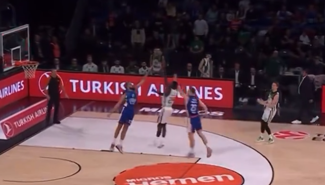 Απίθανο buzzer beater με ταμπλό από τον Κέντρικ Ναν (vid)